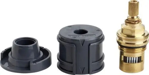 Keramisches Oberteil von Ideal Standard bestehend aus drei Teilen: einem grauen Kunststoffteil, einem Adapter und einer Ventileinheit.